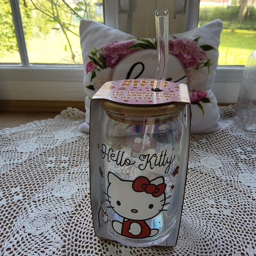 Hello Kitty Glass Tumbler With Lid And Straw 16 OZ Latte & Leaves NEW